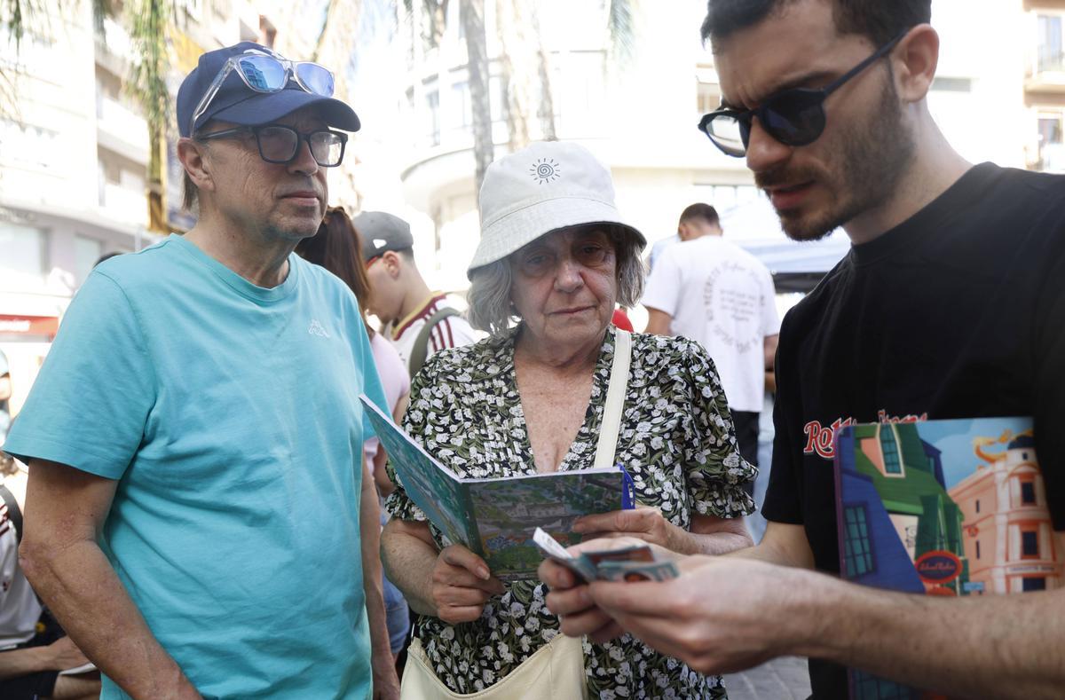 Valencia. Plaza de Brujas Reportaje de coleccionistas de cromos del mundial de fútbol Los domingos por la mañana los aficionados a las colecciones de cromos se dan cita en los alrededores de el Mercado Central Aficionados al fútbol y coleccionistas acuden para intercambiar cromos junto a puestos de vendedores profesionales de las colecciones de cromos. El mercado de cromos está en alza en general y el tirón del mundial de fútbol de USA Mexico y Canadá hace crecer la afición por la colección del momento. VLC