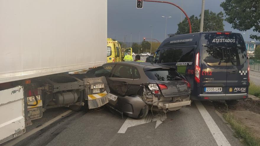 Un aparatoso accidente entre un camión y un turismo deja una mujer herida en Lorca
