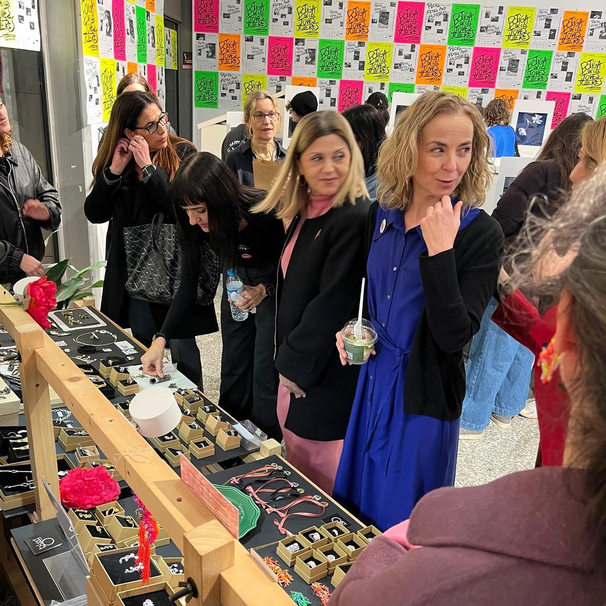 La consellera Carmen Ortí visitando el market de los joyeros del EASD.