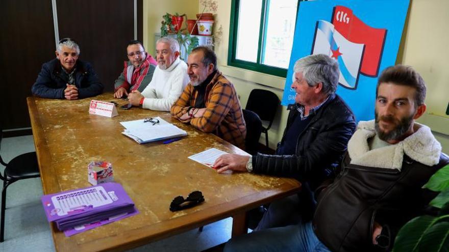 Trabajadores de Valoriza en el local del sindicato CIG de Vilagarcía.