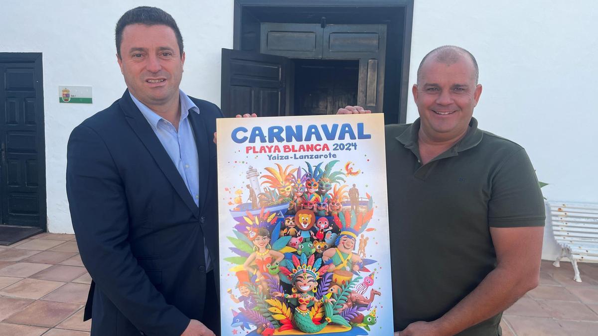 El alcalde y el concejal de Festejos presentan el cartel del Carnaval de Playa Blanca 2024