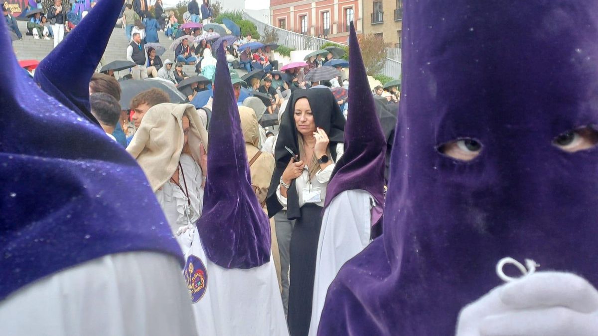 La lluvia sorprende a los nazarenos de San Benito por la Encarnación