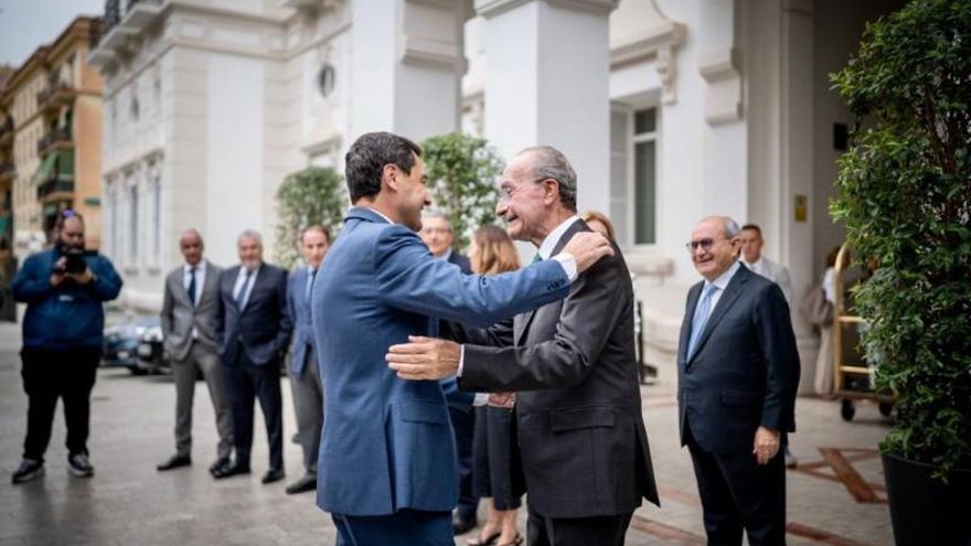 Juanma Moreno y Francisco de la Torre, este miércoles, en Málaga.