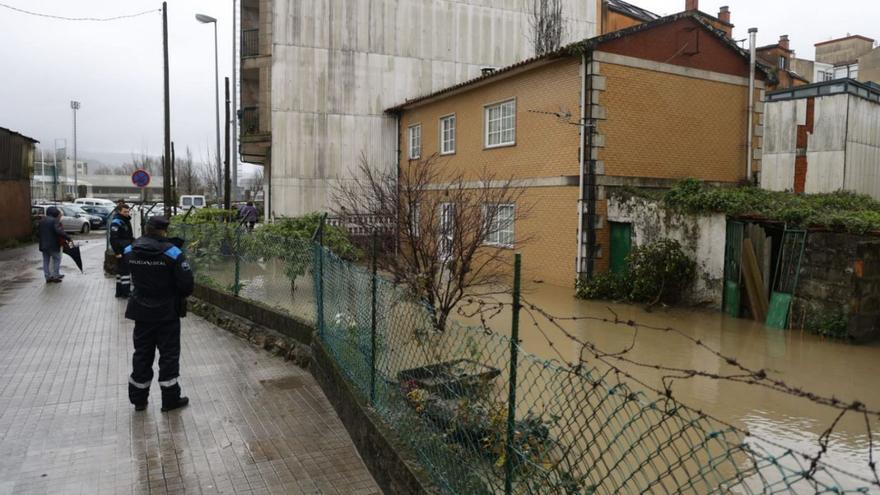 Finca y vivienda inundada en Camiño Vello de Castela.