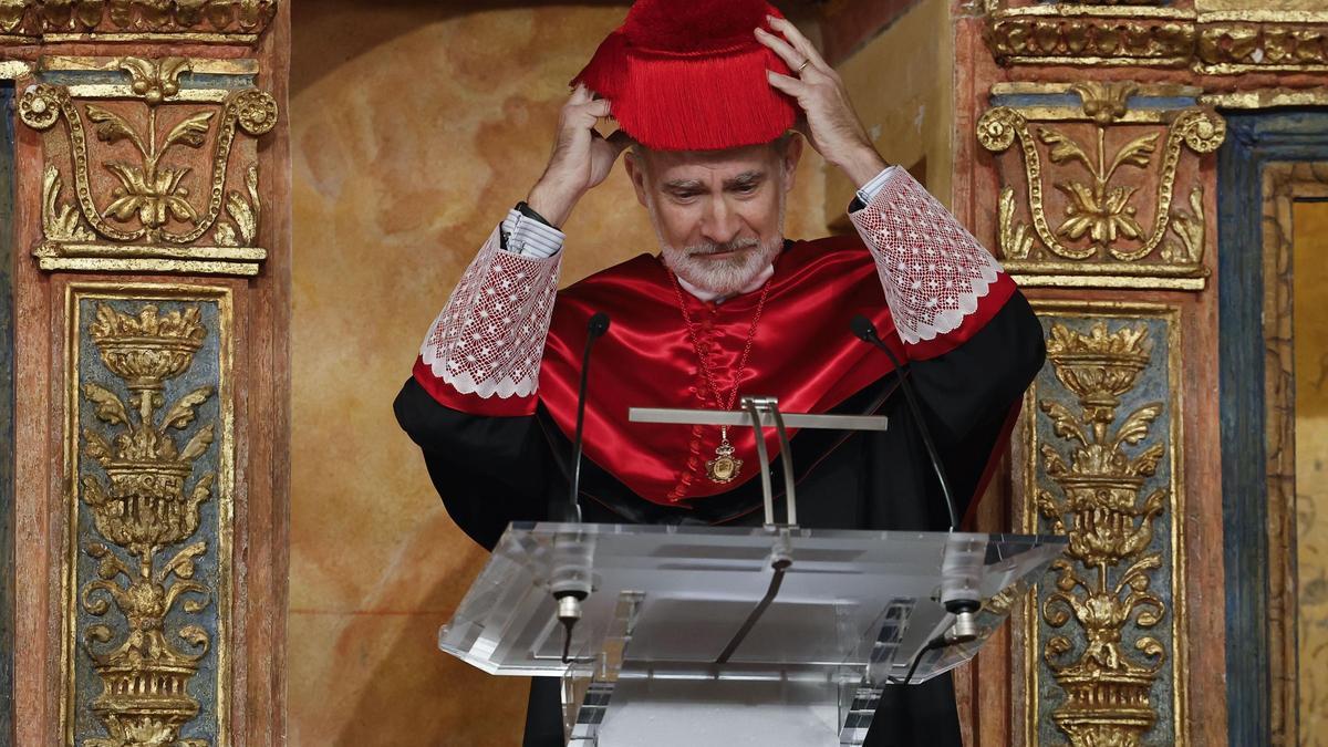 Felipe VI insta a juristas a comunicar con claridad para acercar la Administración a los ciudadanos en su investidura como honoris causa