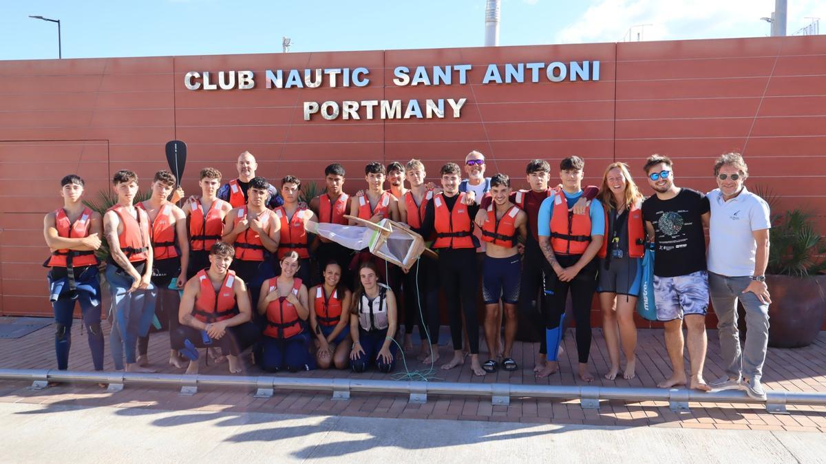 Estudiantes del IES Baláfia en el Club Nautic Sant Antoni con el proyecto Surfing for Science