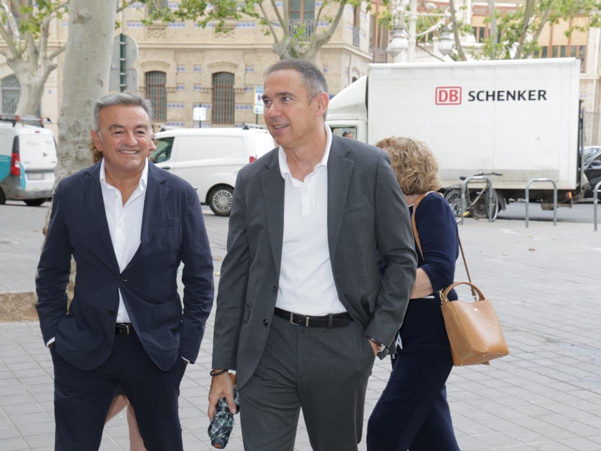 El desayuno informativo de Salvador Illa, en imágenes