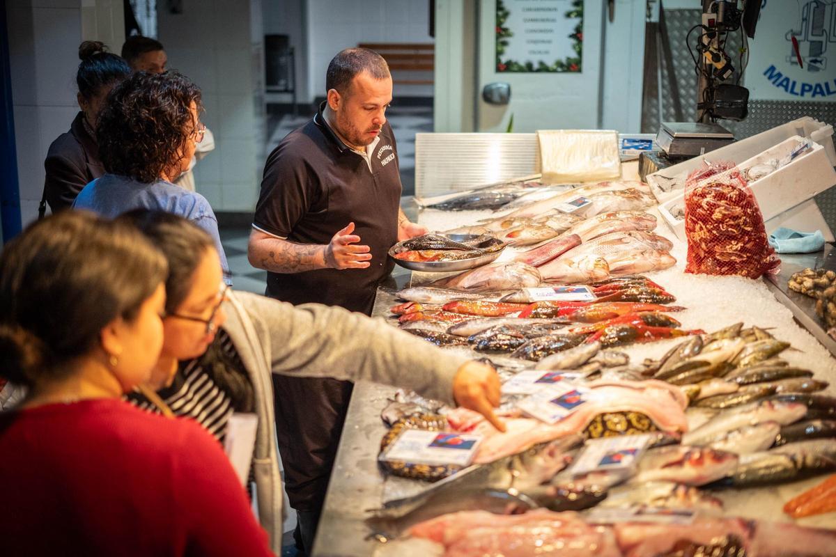 Clientes hacen cola en una de las pescaderías del Mercado Nuestra Señora de África, en Santa Cruz.