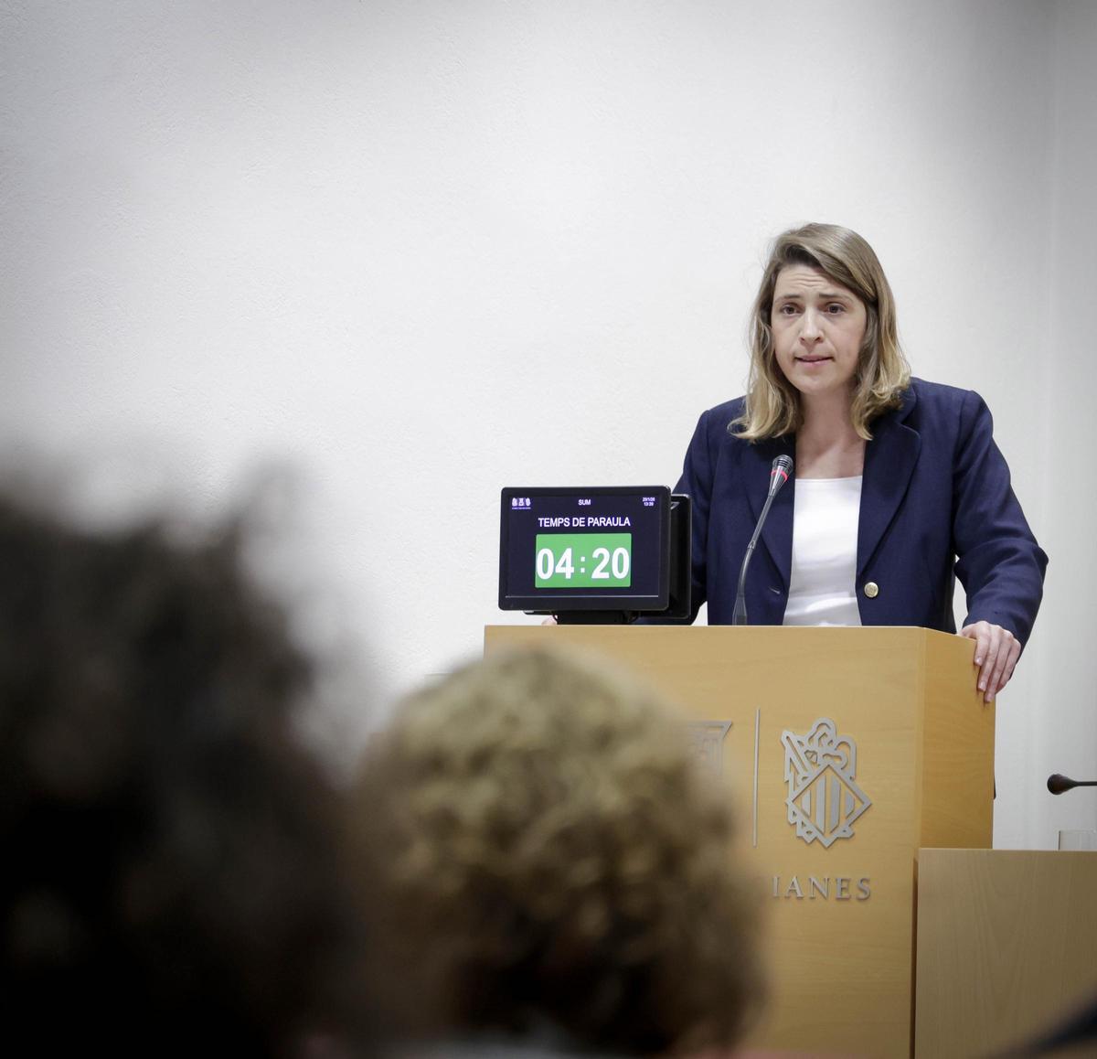 La diputada de Compromís, Paula Espinosa, interviene en las Corts.