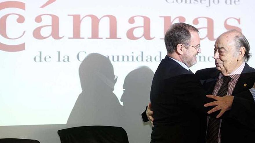 El conseller Alejandro Font de Mora y el presidente del Consejo de Cámaras de la Comunidad, Arturo Virosque, ayer