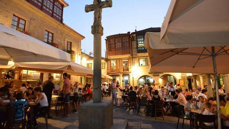 Vista de la Praza da Leña de Pontevedra con las terrazas de locales de hostelería llenos. // Gustavo Santos