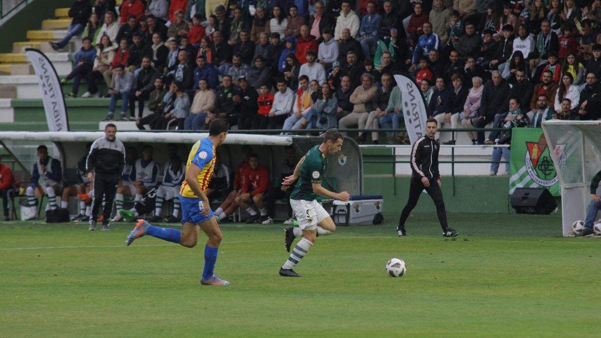 Solano intenta superar a un defensa levantino.
