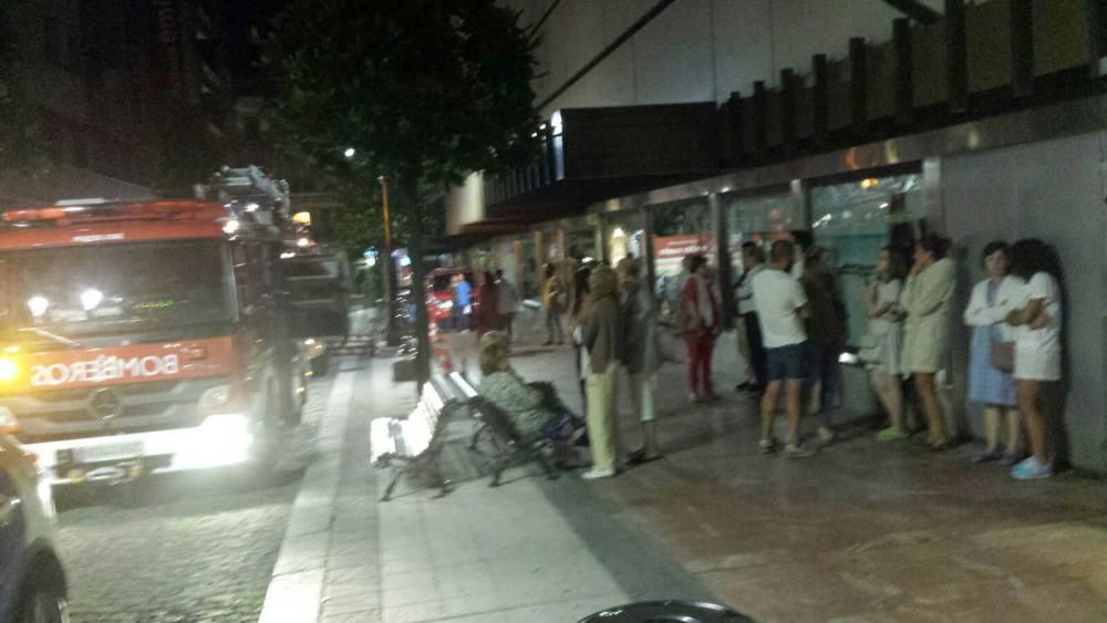 Desalojo de un edificio en el centro de Oviedo por un incendio