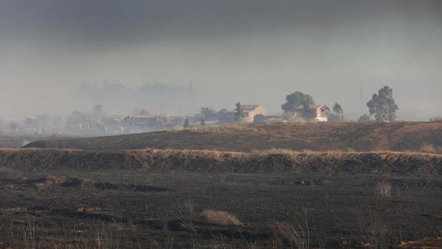 Panorámica del humo en el incendio del Marjal dels Moros.