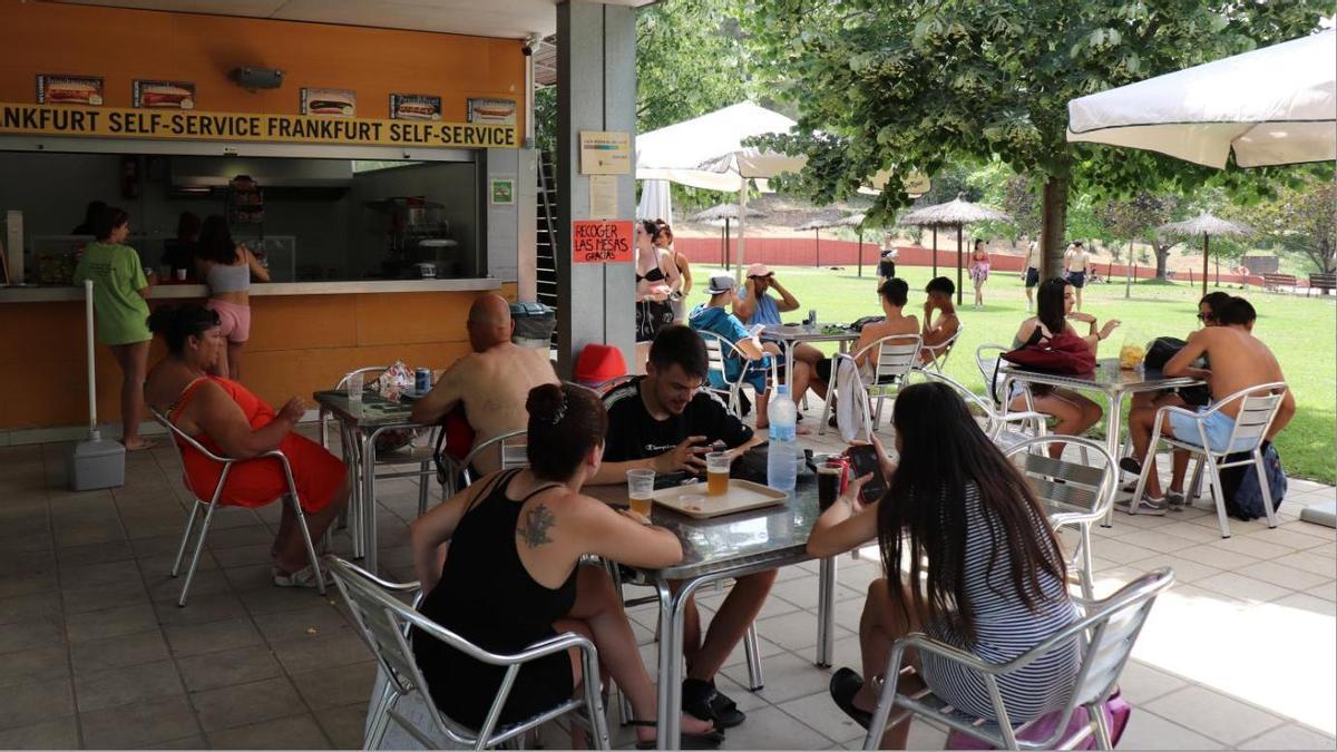 El Club de Dards Sant Fruitós de Bages gestionarà el bar de les piscines municipals durant tot l’any