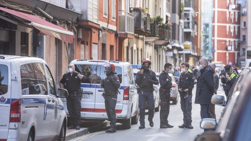 Un hombre apuñala a dos personas y se atrinchera en un bar