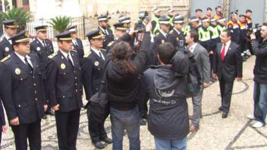 El alcalde, en una imagen de archivo de un acto con la Policía Local.