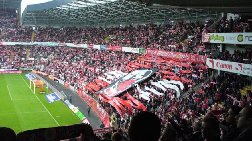 Un momento de gran ambiente en el inicio de un partido en El Molinón.