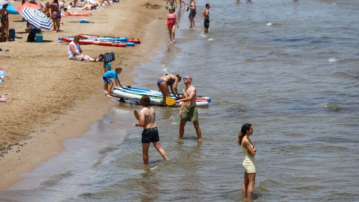 Varias personas practican deportes de playa en Las Arenas.