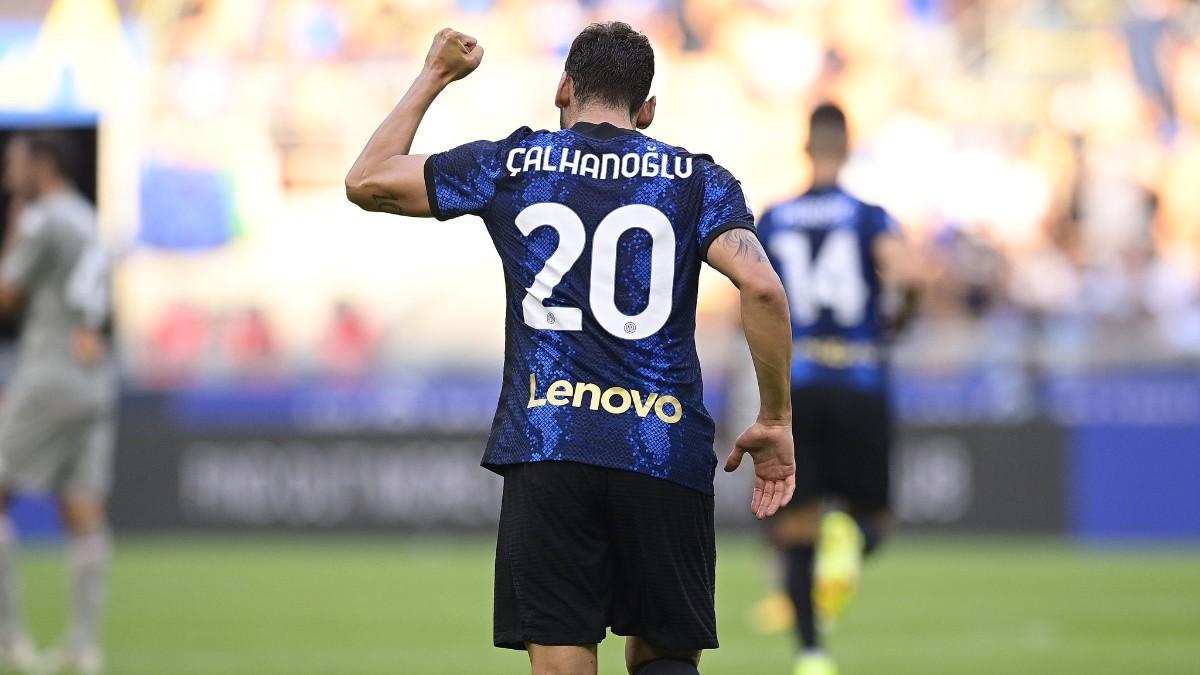 Çalhanoglu celebra su gol ante el Genoa