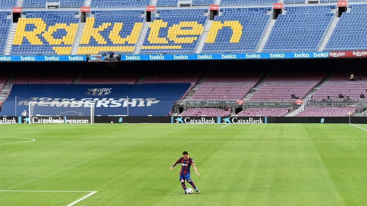 Messi lanza una falta durante el Gamper ante el Elche.