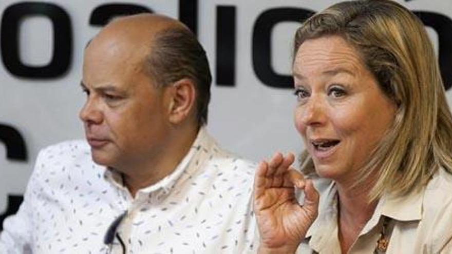 La diputada de Coalición Vanaria Ana Oramas, junto al secretario general de CC, José Miguel Barragán.