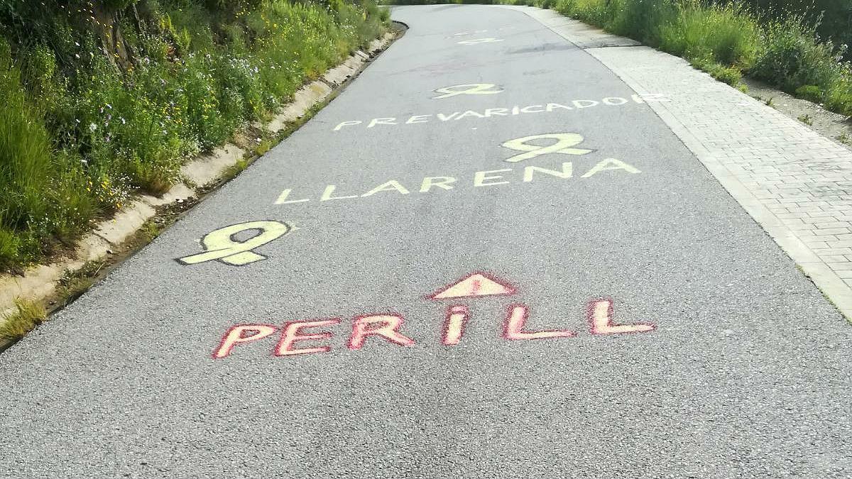 Pintadas contra Llarena en la carretera de Vallvidrera.