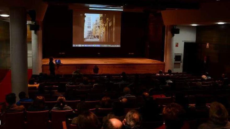 Un momento de la charla de ayer, en el Centro Social do Mar.// GN