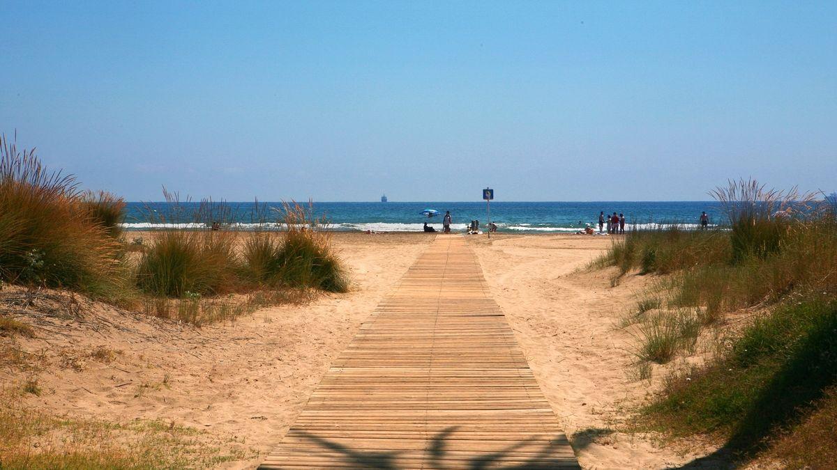 El rescate se ha producido en la playa del Pinar de Castelló en la mañana del domingo.
