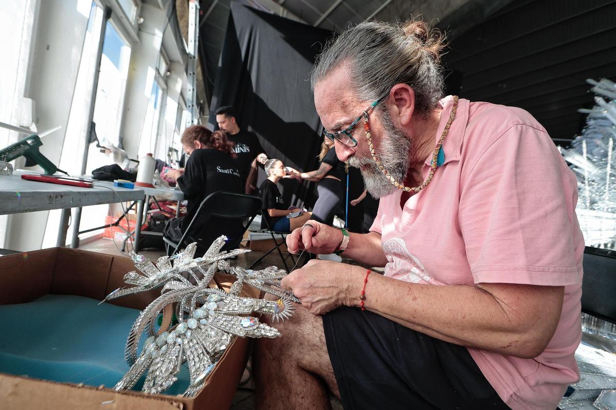 Santi Castro remata detalles de la fantasía de su candidata a reina de la gala del Carnaval de Santa Cruz 2026.