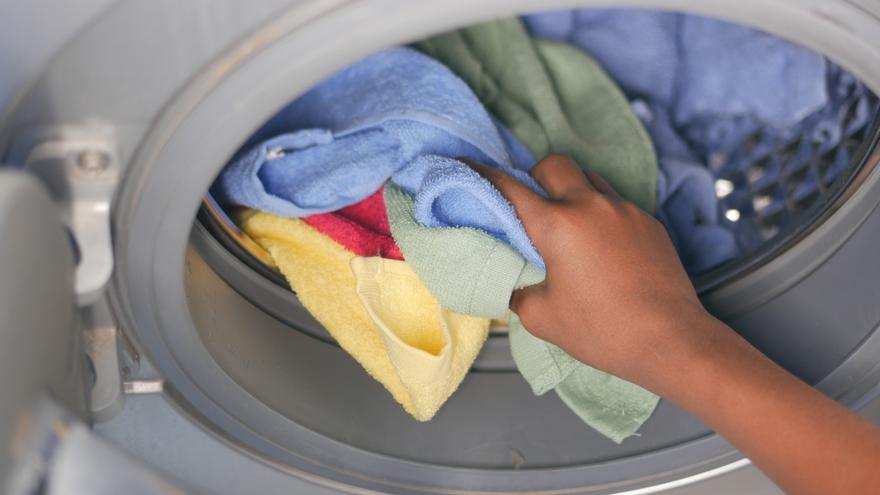 Meter una toalla seca en la lavadora: el secreto mejor guardado de las abuelas