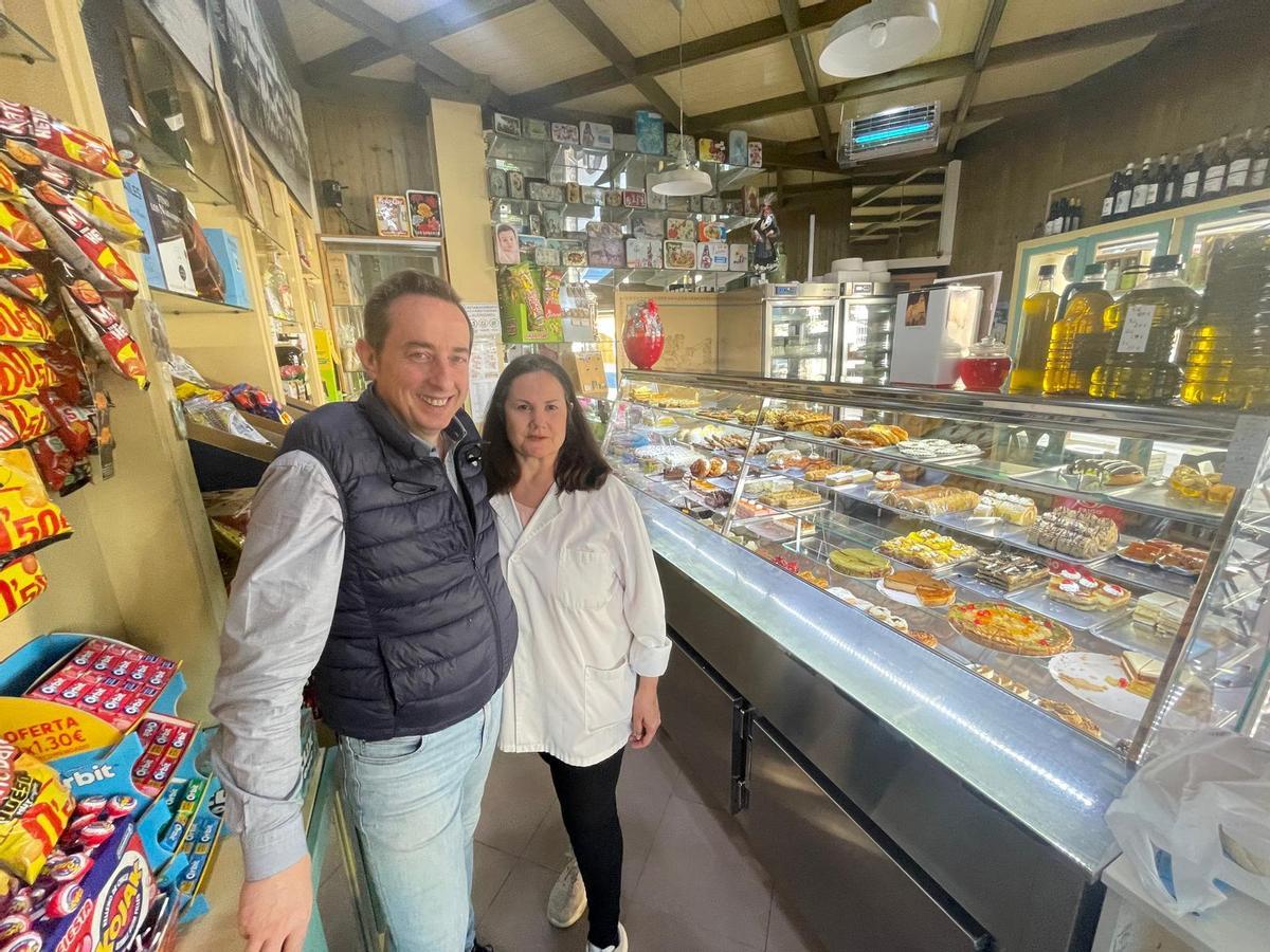 Luis Fernando Gama y María del Carmen López, en el interior de la confitería Miragenil.