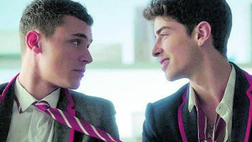Ander Muñoz y Patrick Blanco, personajes que mantienen una relación sentimental en la serie ‘Élite’. | // NETFLIX