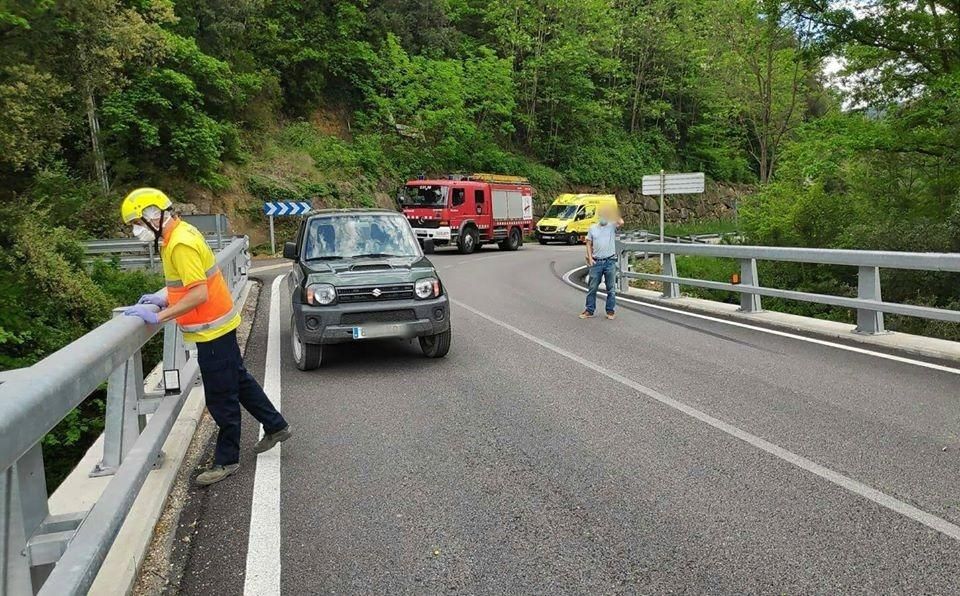 Mossos i Bombers busquen el conductor d'un cotxe que ha caigut d'un pont d'uns 15 metres a les Planes d'Hostoles