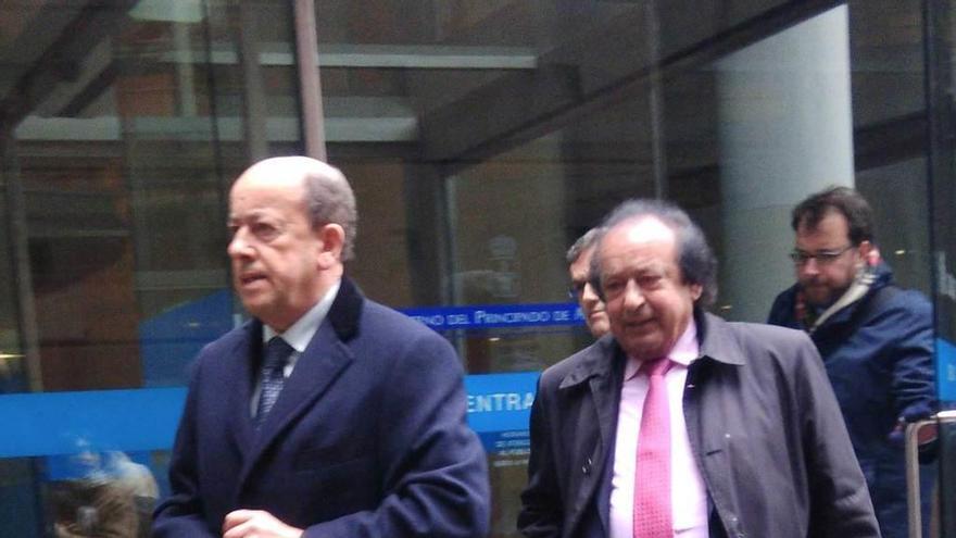 Ángel y José Antonio Díez Carbajosa saliendo del Juzgado en la primera jornada del juicio.