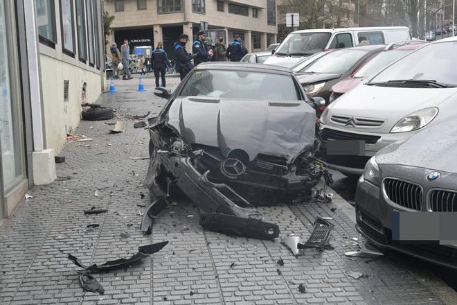 Un coche circula por la acera y se estrella contra un edificio del paseo de Ronda de A Coruña