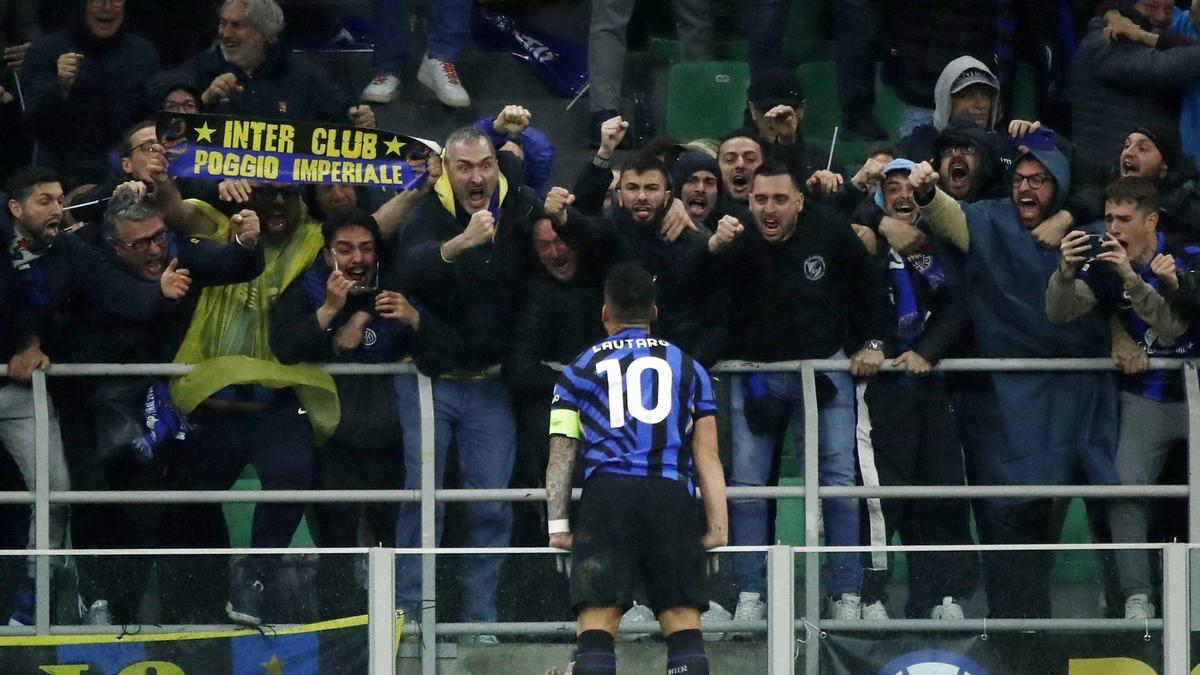 Lautaro Martínez celebra su gol, era el 1-1 del Inter sobre el Bayern, con los aficionados del equipo italiano.