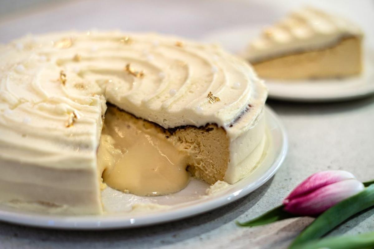 Lo que hace verdaderamente especial esta tarta es su acabado: una decoración en tonos marfil y dorado con pan de oro