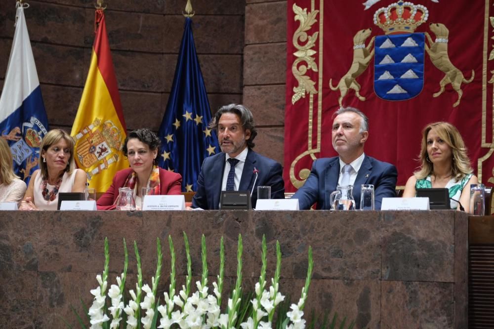 Homenaje en el Parlamento canario por el incendio