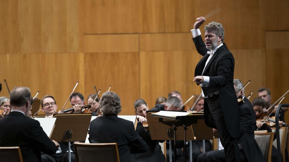El director Pablo Heras-Casado dirige una selección de 'El anillo del nibelungo' de Richard Wagner, de quien es especialista, el pasado martes en Santander.