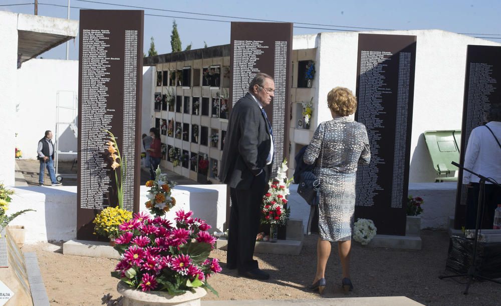 Homenaje a los difuntos en el cementerio de Castelló