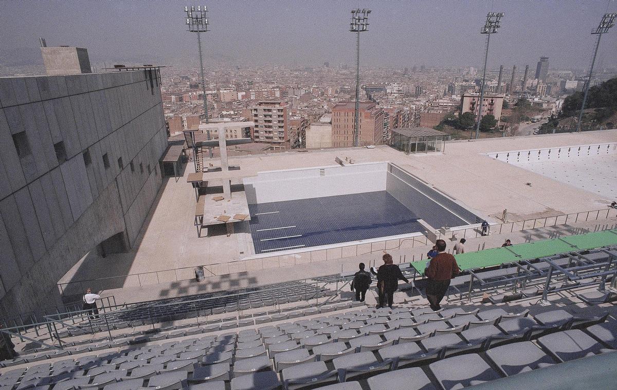 Las piscinas de Montjuïc donde se llevaron a cabo las competiciones de saltos, con espectaculares vistas de la ciudad de Barcelona, al fondo, en una imagen del 6 de julio de 1992.