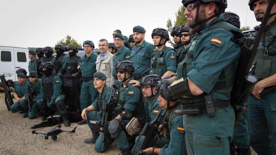 Lorenzo Silva, rodeado de militares en Logroño.