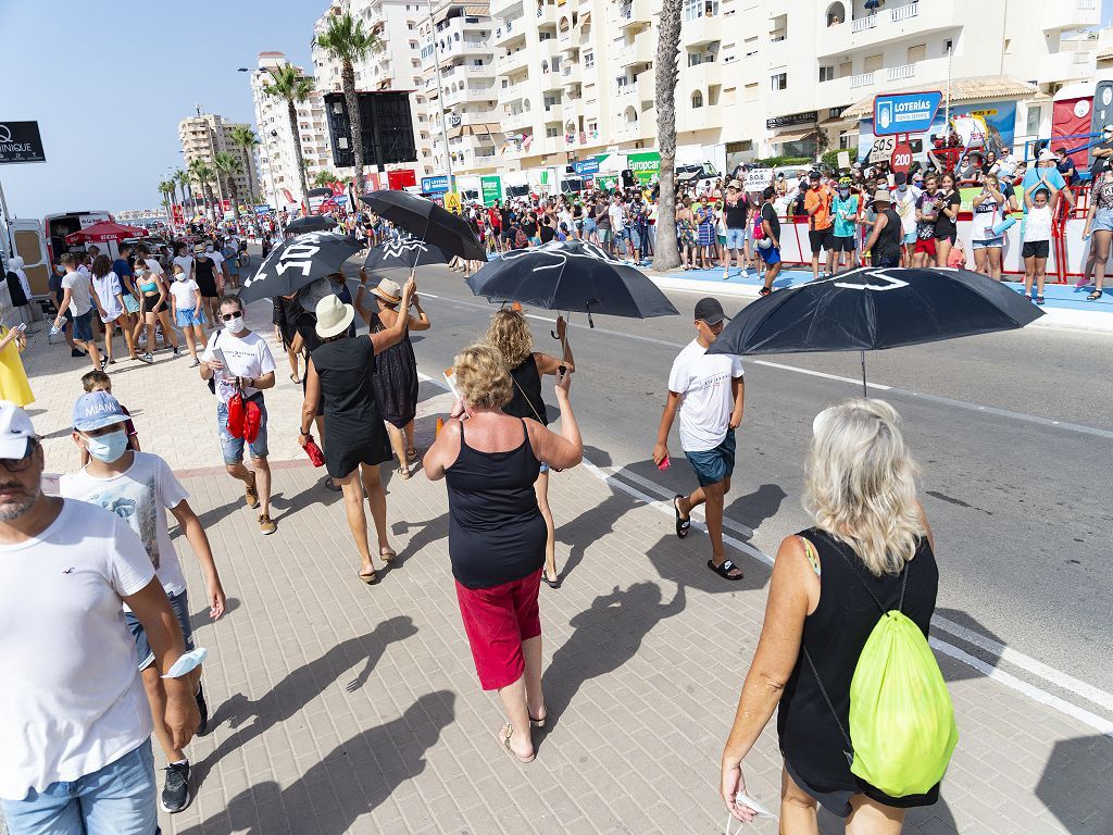 La indignación por el Mar Menor sale a la calle al paso de la Vuelta ciclista