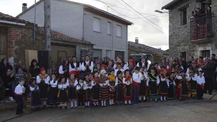 Los pequeños alumnos de la escuela de Manteos y Monteras en Gallegos del Campo.