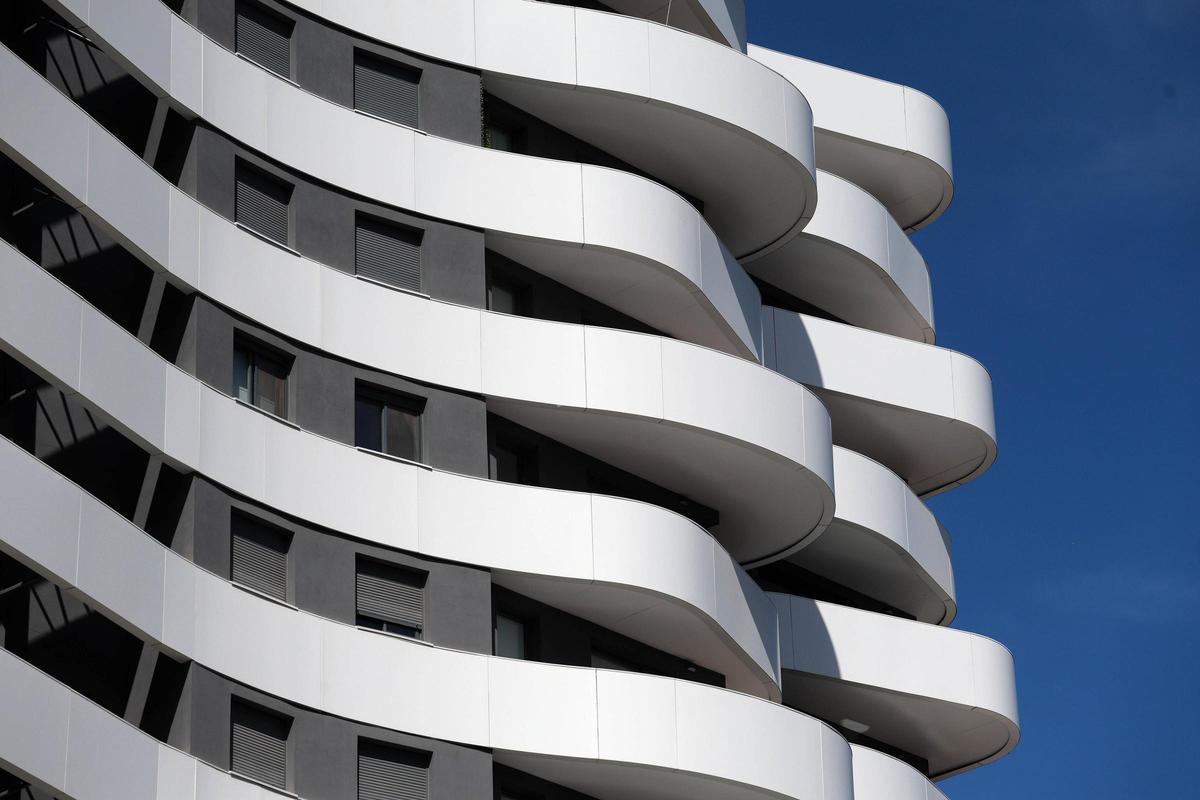 Edificio de obra nueva en el distrito de Quatre Carreres de València.