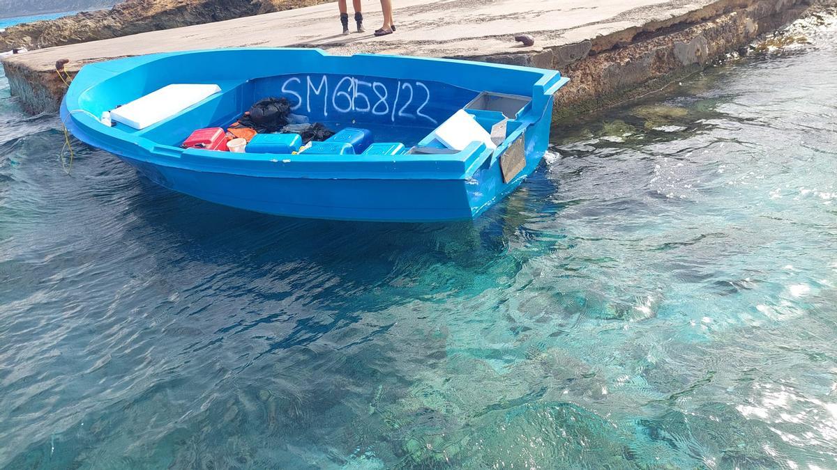 Patera recuperada el 10 de octubre y remolcada hasta el muelle de es Caló