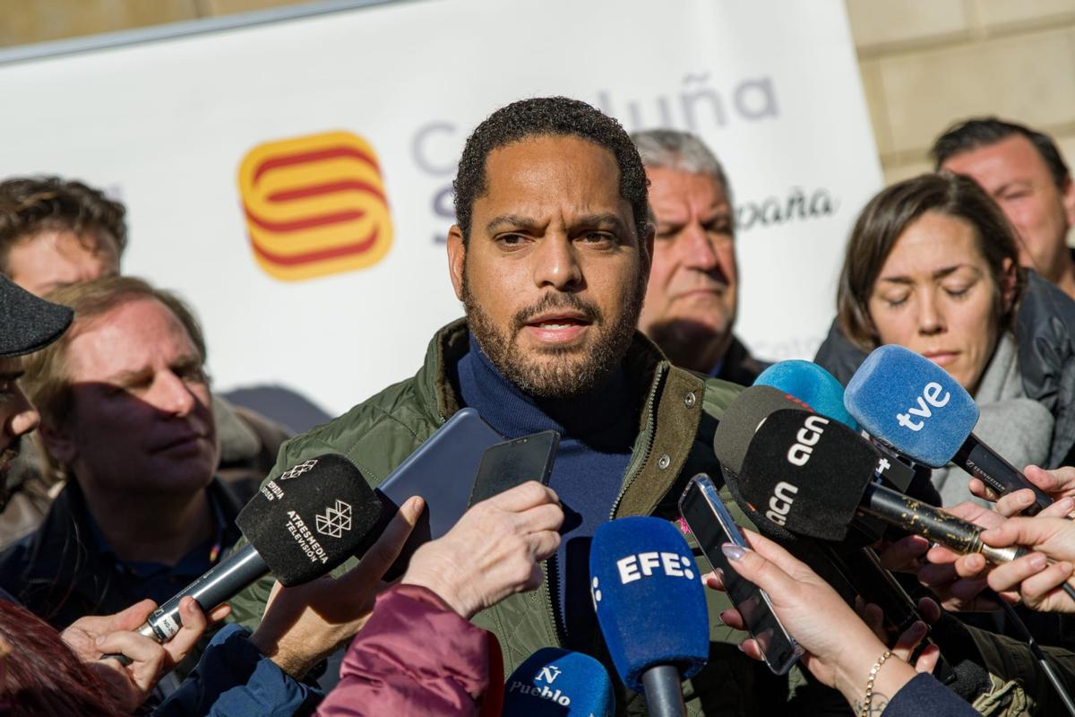 El líder de Vox en el Parlament, Joan Garriga, en declaraciones a los periodistas antes de la concentración convocada por Cataluña Suma&quot;contra las últimas medidas de Pedro Sánchez&quot;