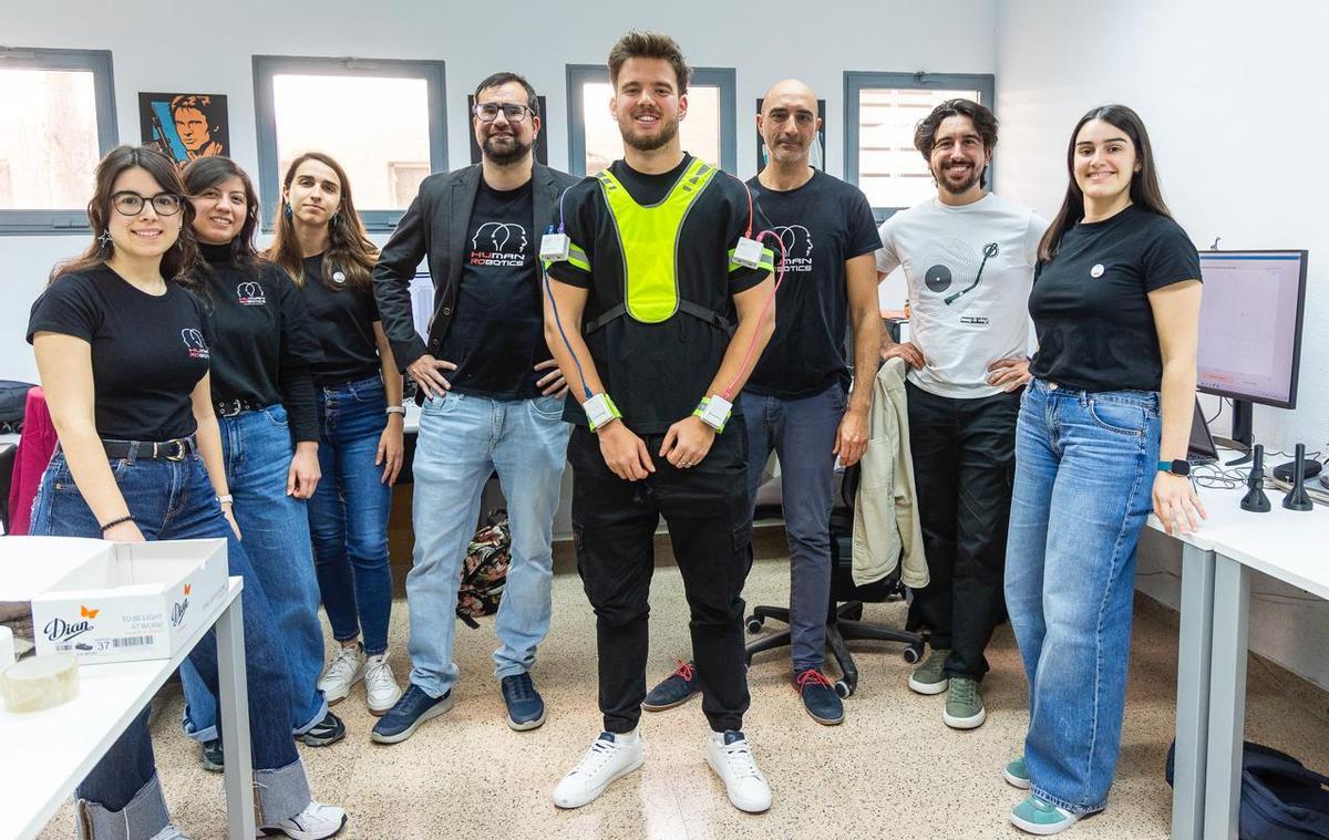 El equipo de investigadores de la UA que ha desarrollado una prenda inteligente.