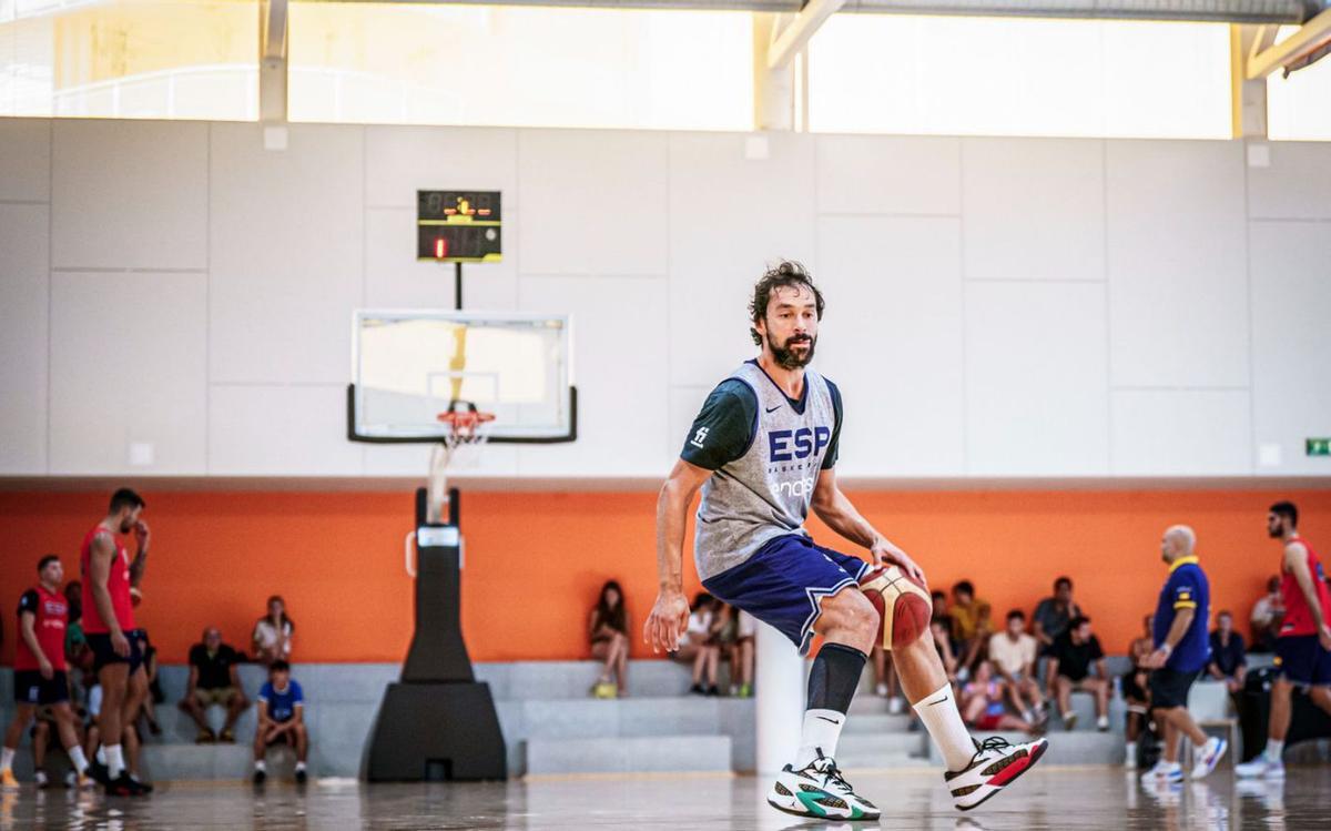 Sergio Llul, durante un entrenamiento con la selección española de baloncesto. | // FEB
